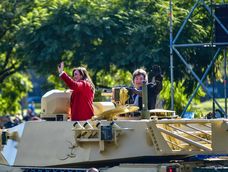 El presidente Javier Milei y la vicepresidente Victoria Villarruel en un tanque TAM2C durante el desfile patrio en el Día de la Independencia (2024). Archivo