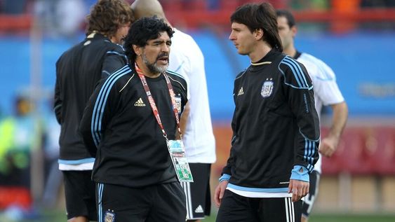 Messi le tiró flores a Maradona por su regreso al fútbol argentino