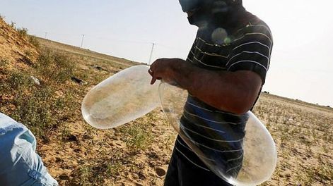 Palestinos en Gaza atacan a Israel con condones