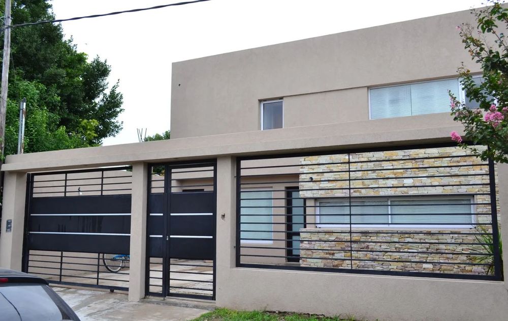 Este material es tendencia porque convierte el frente de la casa en una pieza de diseño propia, creando un impacto visual contemporáneo y equilibrado.