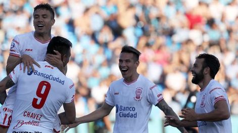 Huracán ganó en Córdoba y es uno de los escoltas de Racing