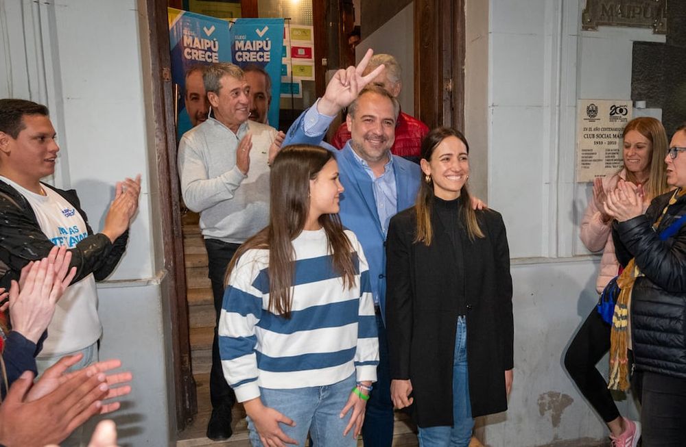 Este domingo se desarrollaron las elecciones generales municipales en los siete departamentos que son opositor al gobierno de Rodolfo Suárez. En el caso de Maipú, el espacio oficialista del Frente Elegí arrasó en las elecciones y Matías Stevanato fue reelecto como jefe comunal hasta el 2027Foto: Ignacio Blanco / Los Andes
