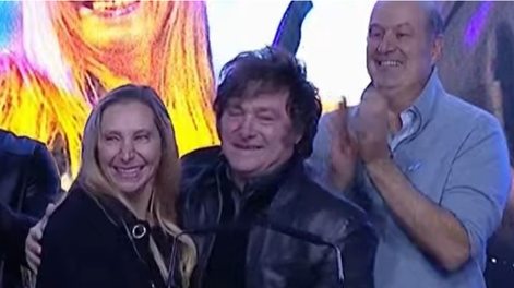 Javier Milei festejó eufórico y abrazó a un mendocino en el escenario.