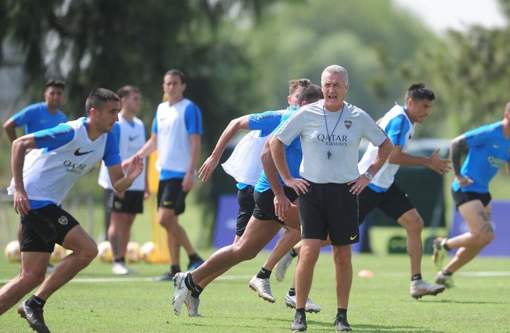 Gustavo Alfaro aún no define el equipo titular para recibir a Lanús el próximo domingo
