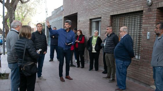 El intendente Ulpiano Suárez, junto a vecinos y funcionarios durante la puesta en marcha del programa Participación Vecinal para la Prevención.