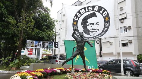 Fotografía de la estatua de Pelé hoy, en la ciudad de Santos (Brasil). / Foto: EFE / Guilherme Dionizio
