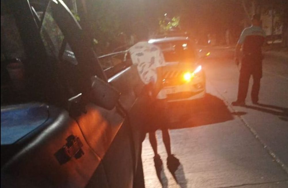 Ojos en Alerta: dos sujetos que robaban baldosas de una obra municipal fueron detenidos.