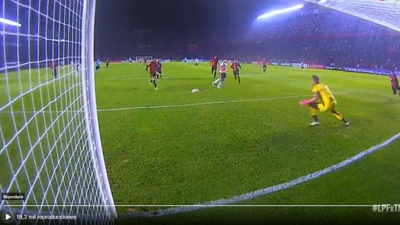Increíble el gol que se escapó Julián Álvarez debajo de los tres palos. El mejor jugador del fútbol argentino, esta vez, falló. / Gentileza.