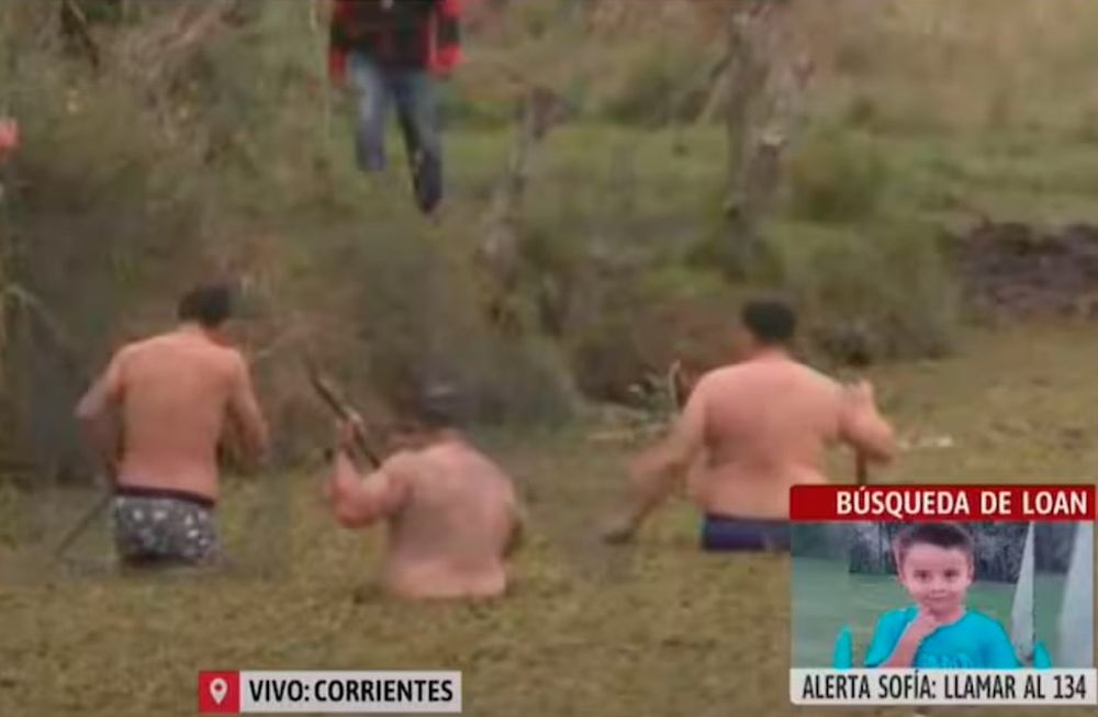 Cuatro efectivos de la policía rural de Corrientes ingresaron a un pantanal en búsqueda de rastros del niño desaparecido. Captura: X / @lanacionmas