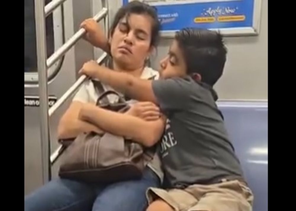 Un video grabado en el metro de Nueva York se volvió viral en redes sociales, especialmente en TikTok, al mostrar a un niño que, con ternura y cuidado, sostiene a su madre dormida