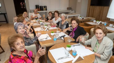 Los Andes | Promoción de notables egresadas egresadas de la misma promoción del Liceo de Señoritas se juntaron a almorzar en el restaurante de un hotel céntrico.