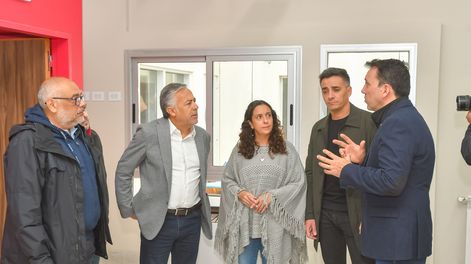 El ministro de Educación, Tadeo García Zalazar, junto al gobernador Alfredo Cornejo y el intendente de Guaymallén Marcos Calvente. En medio de la recorrida de un jardín nuevo, García Zalazar detalló una deuda del gobierno nacional.