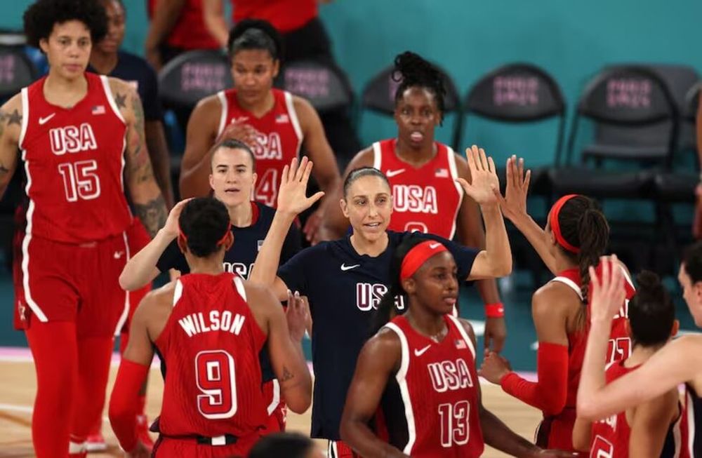 EE UU celebra tras la victoria 67-66 ante Francia, en la final del básquetbol femenino de los Juegos Olímpicos de París, que le permitió terminar arriba de todos en el medallero. / Gentileza.