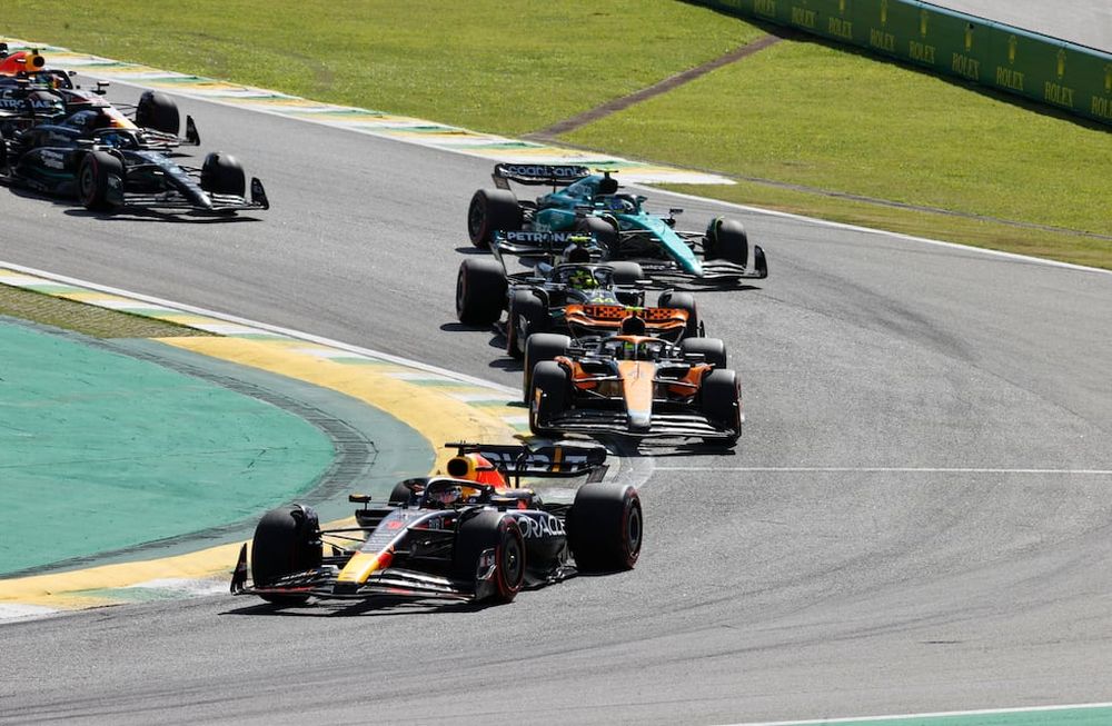 AME3783. SAO PAULO (BRASIL), 05/11/2023.- El británico Lando Norris (i) de McLaren, el holandés Max Verstappen (c) de Red Bull Racing y el español Fernando Alonso (d) de Alpine celebran hoy, al final del Gran Premio de Brasil de Fórmula 1, en el circuito de Interlagos, en Sao Paulo (Brasil). EFE/ Sebastiao Moreira