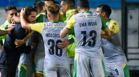 El festejo de Aldosivi tras el 0-1 parcial con gol de Maciel. Todos con Fernando Gago, que para entonces la noticia estaba consumada.