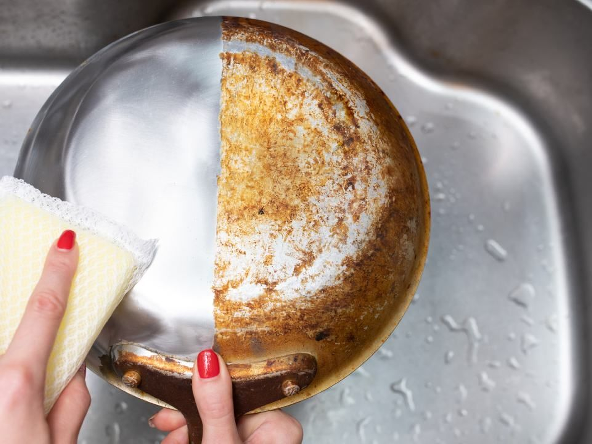 Cómo limpiar una sartén quemada y que luzca como nueva con solo 1 ingrediente