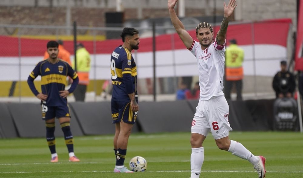 Golazo de Barracas Central. Insúa, capitán del Guapo, clavó un zapatazo de 40 metros. Una obra de arte. 
