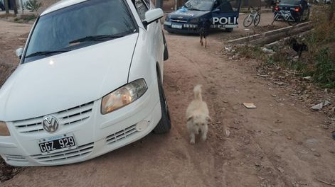 El conductor intentó darse a la fuga, pero perdió el dominio, derrapó y quedó atrapado en una acequia. Foto: Gentileza / Ministerio de Seguridad