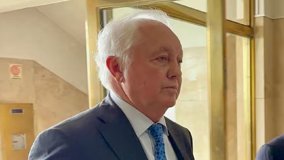 El broker y amigo de Alberto Fernández, Héctor Martínez Sosa, en los tribunales de Comodoro Py para su declaración indagatoria (Gentileza / La Nación)