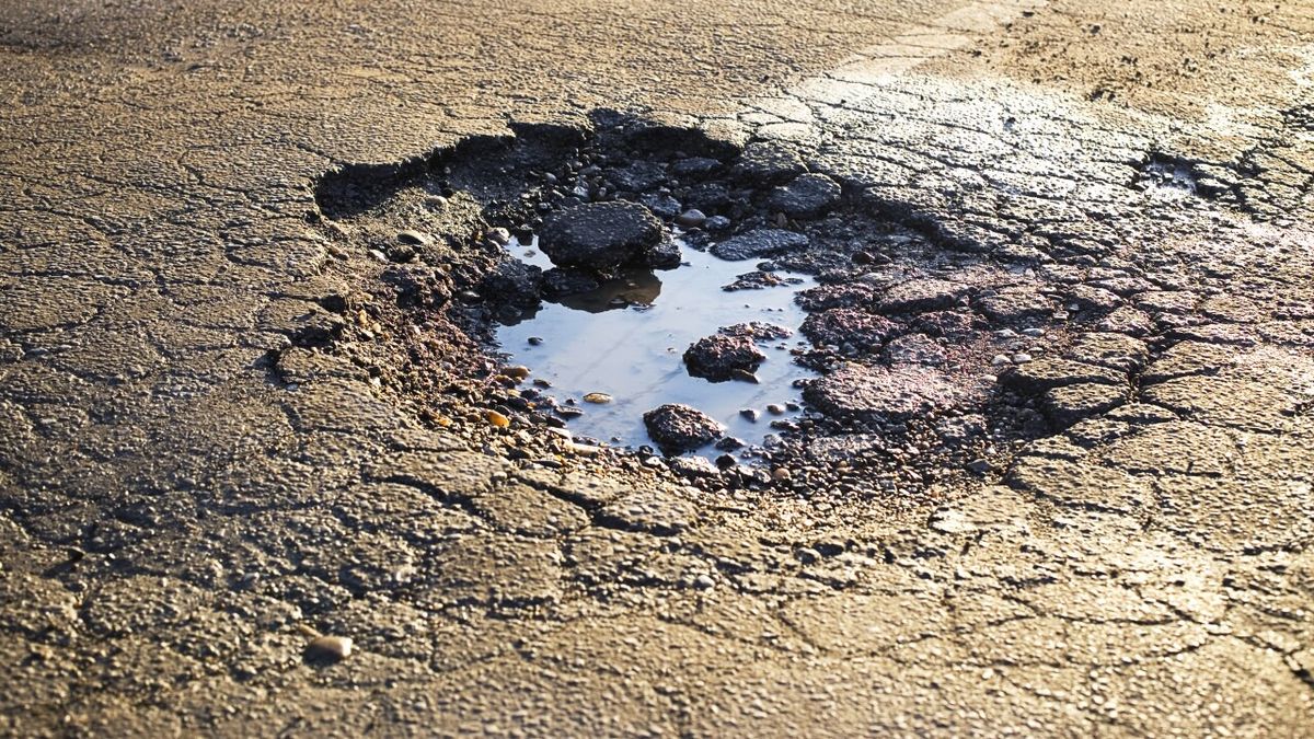 Ni 50 ni 100 km: cada cuánto se recomienda revisar la alineación del auto tras un bache o golpe