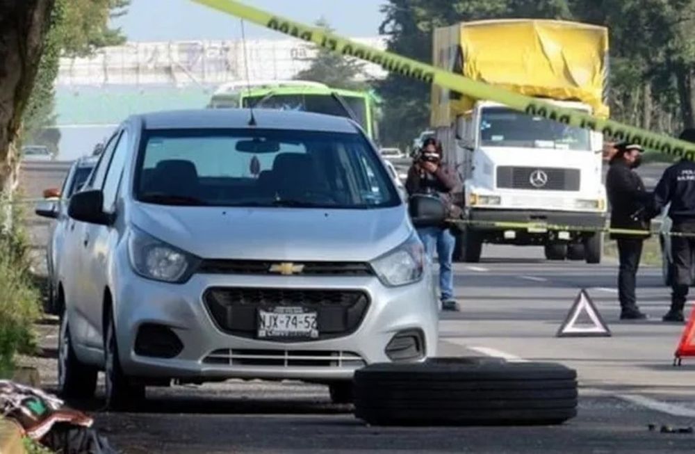 La mujer se bajó para cambiar el neumático pinchado pero el mismo reventó justo y le causó graves daños, por los que luego falleció.