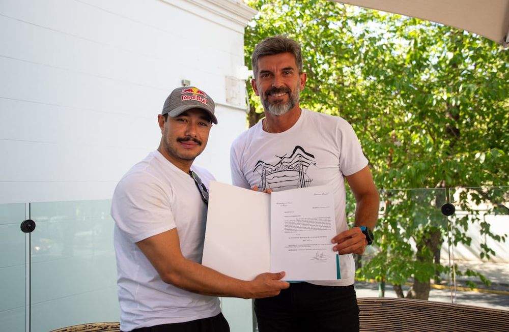 El intendente Ulpaino Suárez declaró al reconocido andinista mundial Nirmal Purja como Huésped de Honor. Foto: Prensa Ciudad de Mendoza
