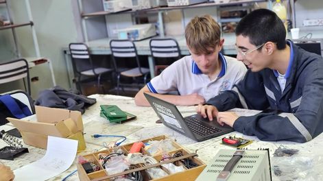 Los estudiantes del colegio técnico Gabriel del Mazo participaron en el proyecto del botón 3D (Gentileza: Facultad de Educación)