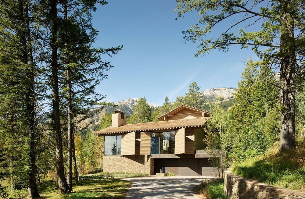 Una casa unifamiliar que se fusiona con la montaña como telón de fondo