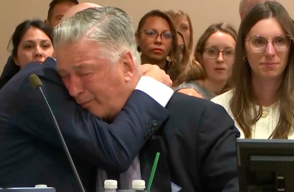 El actor Alec Baldwin llora después de que la jueza desestimara el caso de homicidio involuntario por la muerte, en 2021, de la cinefotógrafa Halyna Hutchins durante el rodaje de la película del oeste Rust, el viernes 12 de julio de 2024, en la corte distrital del condado de Santa Fe, en Nuevo México. (Video via AP)