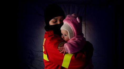 En el subsuelo donde el estruendo hace vibrar los huesos y las madres abrazan a sus hijos para salvarlos y caen con ellos en un musgo de oscuridad, de gritos, de preguntas.