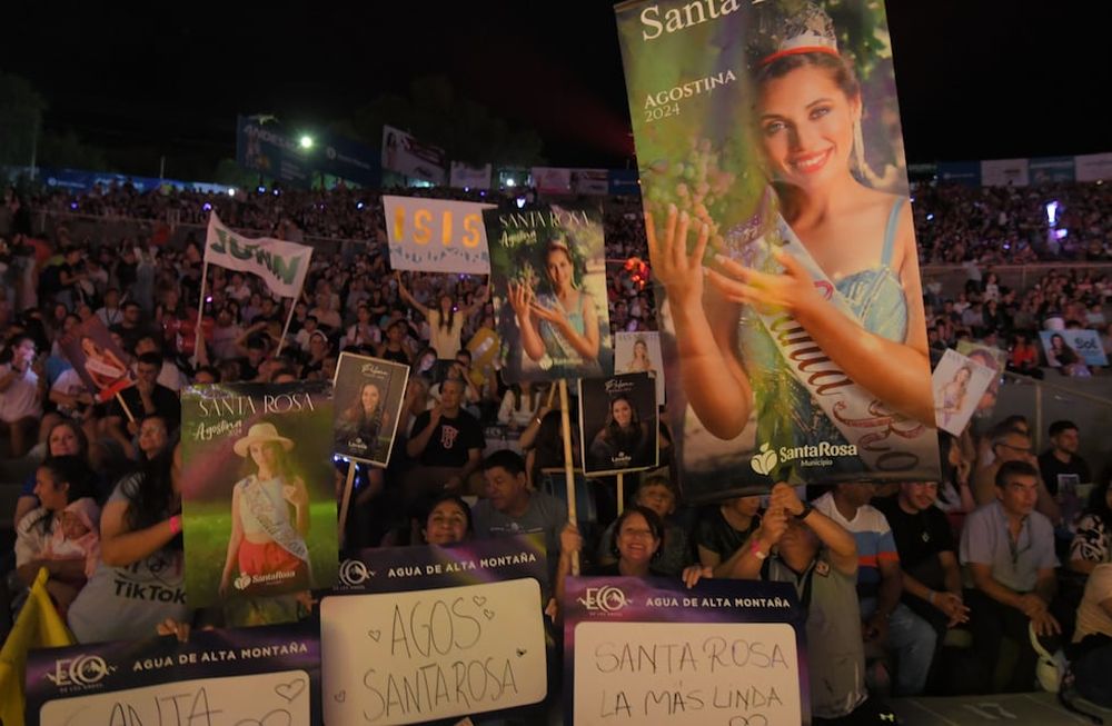Color, hinchadas y pancartas del público en las gradas del teatro griego Frank Romero Day en el Acto Central de la Fiesta Nacional de la Vendimia 2024. Foto: Marcelo Rolland / Los Andes