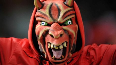 “Diablo” viene del vocablo griego “diábolus” que indicaba “el que separa o divide y creo odio, cólera o envidia”