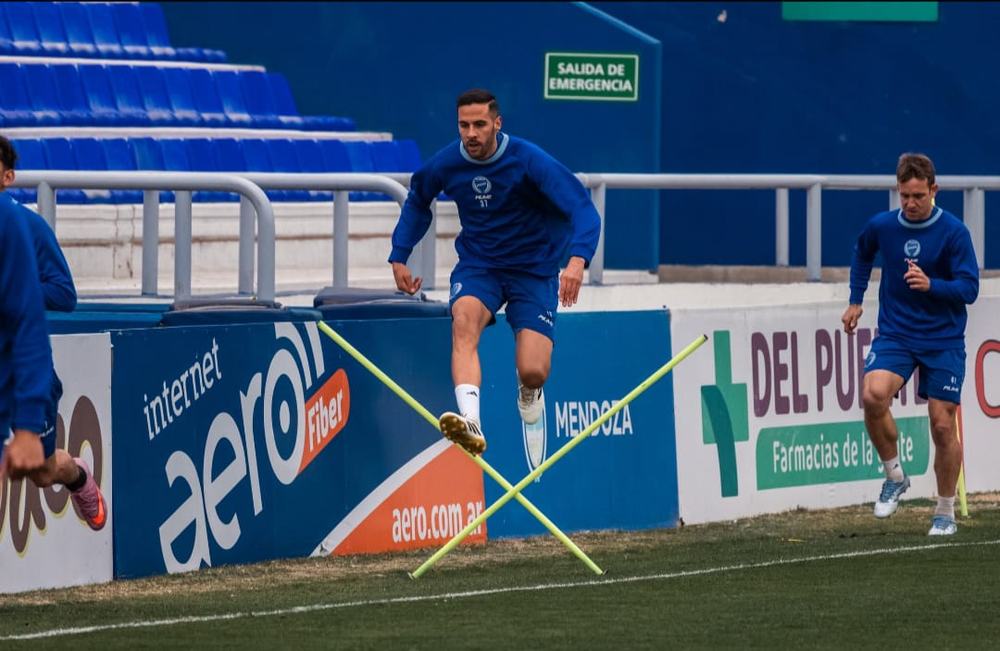 Los jugadores del Expreso durante una de las últimas prácticas en el estadio Feliciano Gambarte