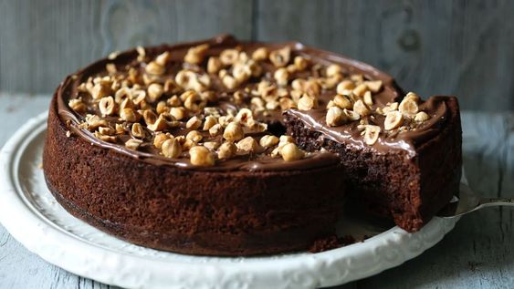 El equilibrio entre chocolate, crema y frutos secos convierten esta receta en una opción que combina sencillez y sabor.