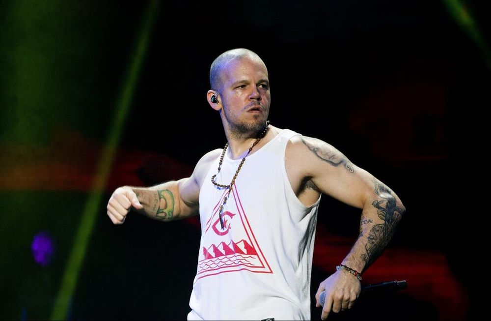 El ex vocalista de Calle 13 arremetió contra el cantante urbano por impulsar el boicot a los Latin Grammy. “Si quieres que te nominen tienes que dejar de ser un hot dog y abrir un restaurante.”