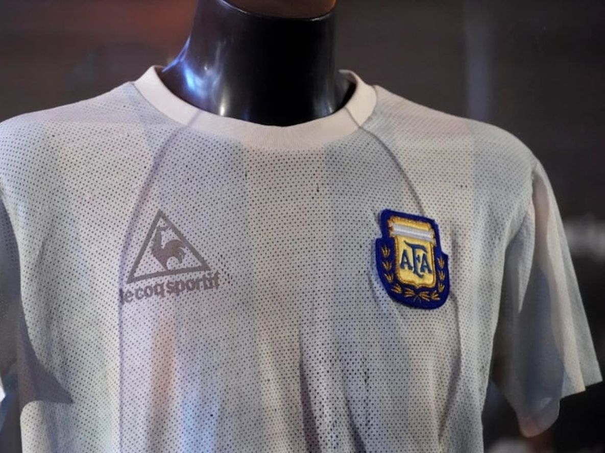 La legendaria camiseta de Maradona volvió a la Argentina.