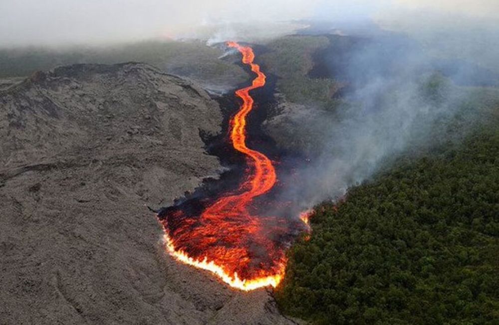 Dos jóvenes salieron de excursión a un volcán en erupción y los encontraron muertos