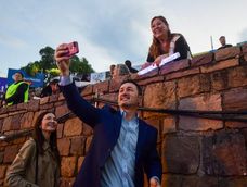 El diputado Luis Petri junto a su pareja, la periodista Cristina Pérez, en el teatro griego durante la previa del Acto Central de la Vendimia. El diputado Luis Petri junto a su pareja, la periodista Cristina Pérez, en el teatro griego durante la previa del Acto Central de la Vendimia.