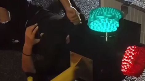 Manejaba su moto y tuvo un accidente en el cual el impacto hizo que su cabeza quedara atascada en el semáforo.&nbsp; &nbsp;