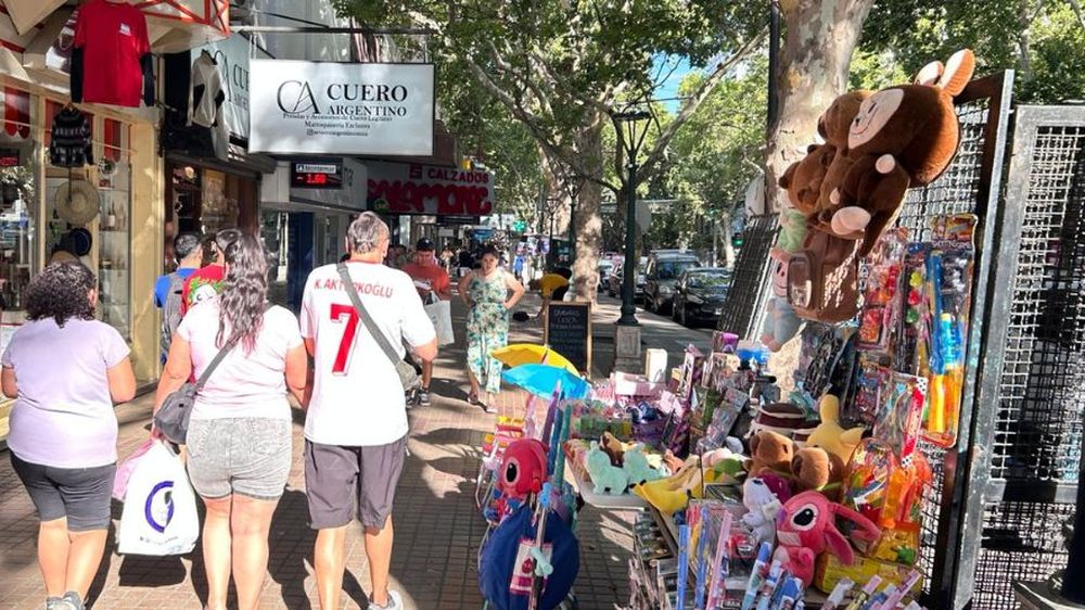 Mendocinos y mendocinas llenan las calles del centro en búsqueda de las últimas compras navideñas.&nbsp;