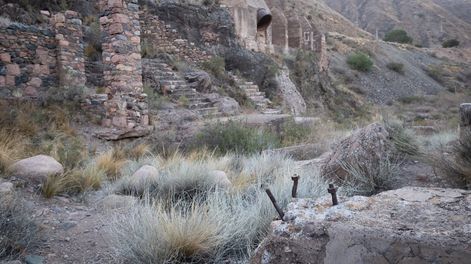 Los Andes | Los restos de aquel imponente emprendimiento se mezclan con el paisaje de la montaña en Luján y son un recuerdo de los inicios de la industrialización provincial. Foto: Ignacio Blanco / Los Andes