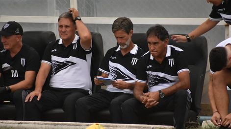 Darío Lechuga Alaniz, primero de derecha a izquierda, tendrá más tiempo para planificar el partido ante Unión de Santa Fe. / Gentileza.