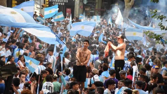 Argentina le ganó a Australia 2 a 1 y los hinchas mendocinos coparon las calles del Centro para festejar que la Selección pasó a cuartos de final de Qatar 2022. - Mariana Villa / Los Andes