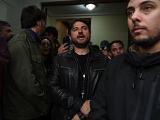 El dirigente social Juan Grabois tomó ayer junto a un grupo de militantes el edificio donde funcionaba el Instituto Juan Domingo Perón, un centro de estudios disuelto por el Gobierno nacional.&nbsp;