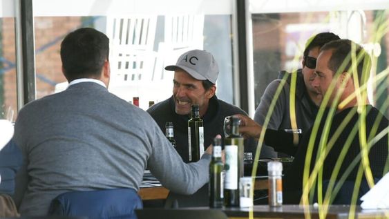 Adolfo Cambiaso, polista de La Dolfina y Selección Argentina, estuvo almorzando en el hotel de la Selección Argentina. A metros de él, estuvo Christian Bragarnik./Marcelo Rolland - Los Andes