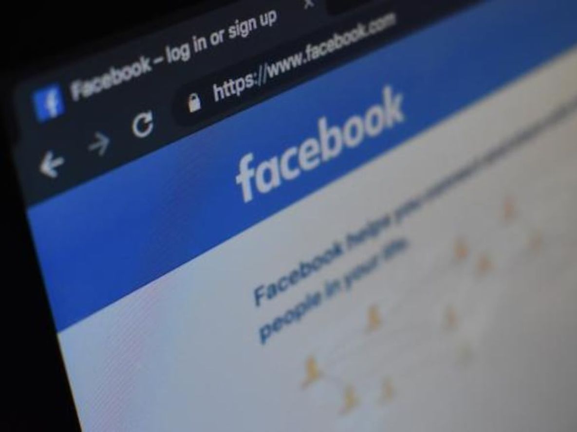 Crece el comercio informar a través de las redes sociales como Facebook.