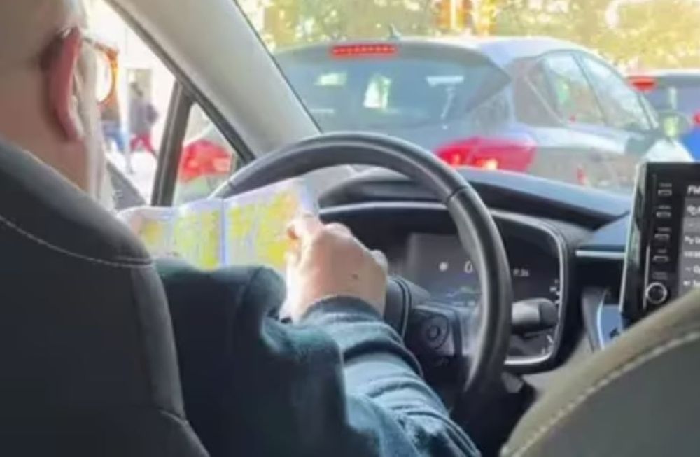 El texista sacó un mapa de papel antes de comenzar el viaje y fue furor en TikTok (@eleonorafg_)