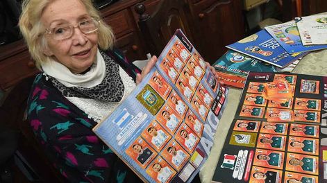 Los Andes | Día del jubilado y la abuela que todos queremos: con 75 años, Ana usa su jubilación para comprar figuritas del mundial. Foto: José Gutierrez / Los Andes