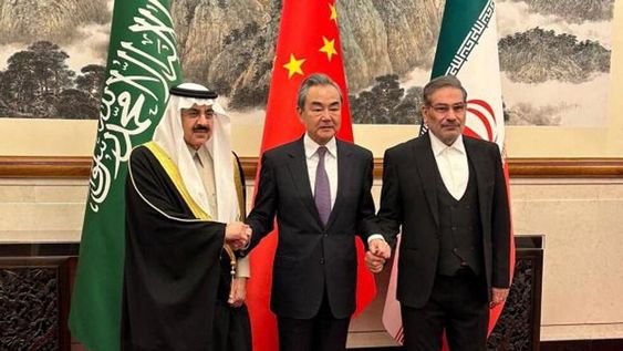 Desde la izquierda, el consejero saudí de Seguridad Nacional, Musaid Al Aiban, el jefe de la diplomacia china, Wang Yi, y el secretario del Consejo Supremo de Seguridad Nacional, Ali Shanjaní, tras la firma del acuerdo para reanudar las relaciones diplomáticas entre Irán y Arabia Saudí.