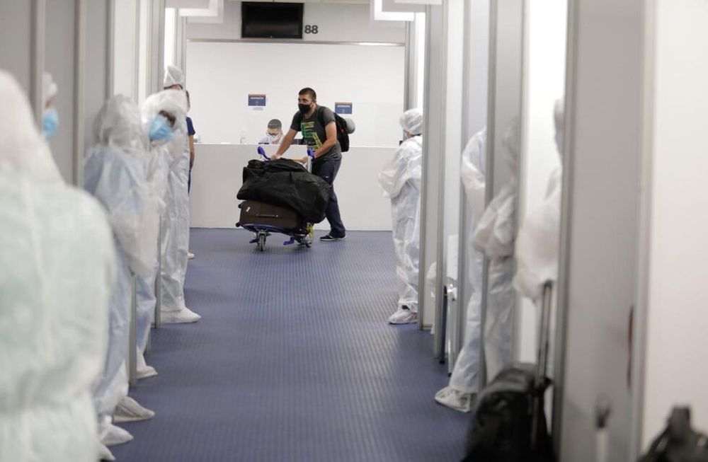 Comenzaron a testear a pasajeros provenientes de Brasil, México y Chile con el objetivo de frenar la cepa Manaos